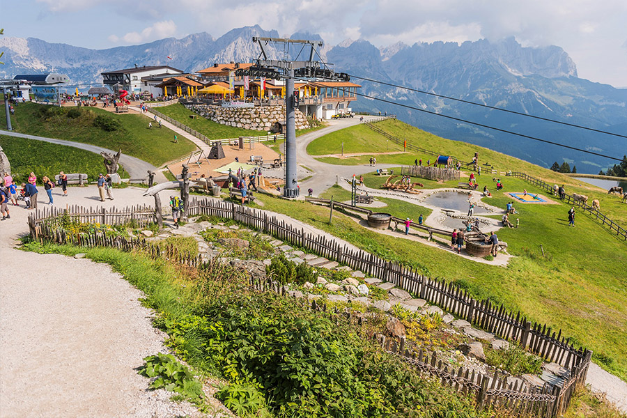 Nach der Auffahrt mit der Gondelbahn wanderst du durch die geheimnisvolle Ellmi´s Zauberwelt bevor die Naturidylle der Tiroler Bergwelt eine atemberaubende Kulisse für die weitere Strecke zur Tanzbodenalm liefert.